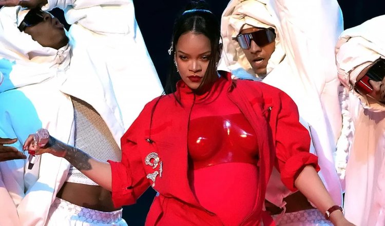 Rihanna Pregnant |  9 महीने बाद दोबारा प्रेग्नेंट हैं रिहाना, शादी से पहले लाइव कॉन्सर्ट में फ्लॉन्ट किया बेबी बंप