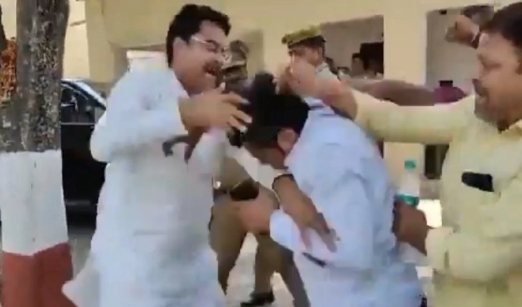भाजपा नेता को टशन में गाड़ी से उतरता देख बौखलाए समाजवादी विधायक, थाने में जमकर चले लात-घूंसे, नेता जी ने दी पिस्टल से खुद को मारने की धमकी | Video