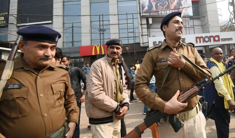 Bihar: बागेश्वर बाबा और बीजेपी सांसद मनोज तिवारी पर जुर्माना लगाने की तैयारी में पटना पुलिस, जानें कारण