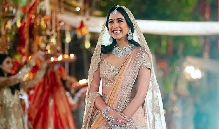 प्री-वेडिंग सेरेमनी में Radhika Merchant का घूंघट 'असली सोने के धागों' से बनाया गया था, एक आउटफिट को बनाने में छह महीने लगे
