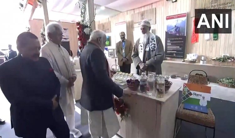 PM Modi in Kashmir Update: नए कश्मीर की बदली हुई तस्वीर, जब घाटी में शिल्पकारों और युवाओं से मिले मोदी