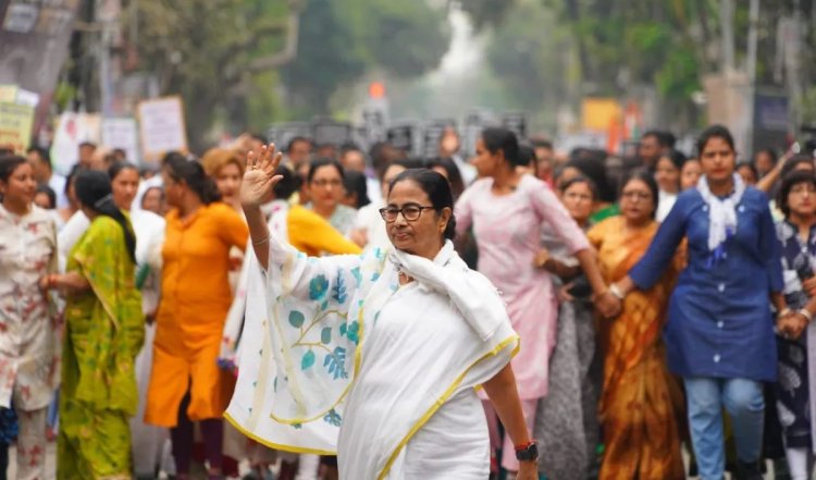 कोलकाता की सड़कों पर नजर आईं ममता, कहा- बंगाल में महिलाएं सबसे सुरक्षित