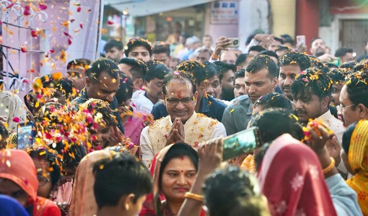 Madhya Pradesh: चुनाव लड़ने भांजी ने शिवराज मामा को भेंट किया पैसों से भरा गुल्लक