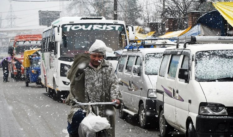 Himachal Pradesh में खराब मौसम के कारण तीन राष्ट्रीय राजमार्ग सहित 360 से अधिक सड़कें बंद