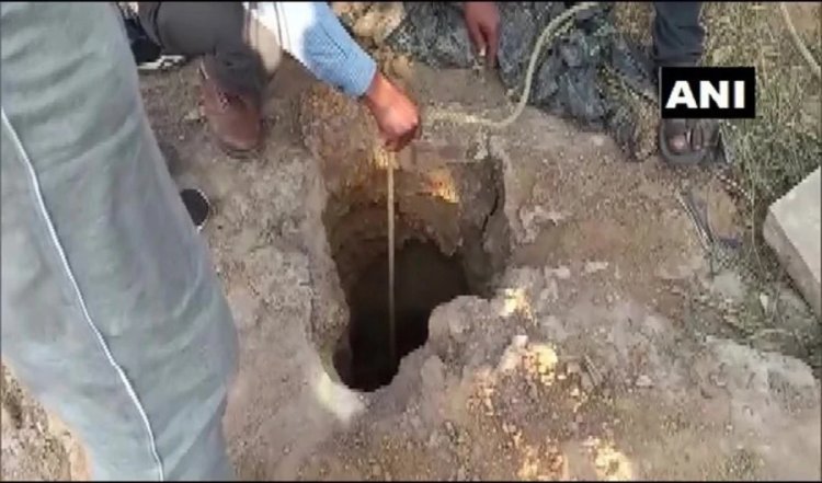 Delhi में बच्चा 40 फुट गहरे बोरवेल में गिरा, बचाव अभियान जारी