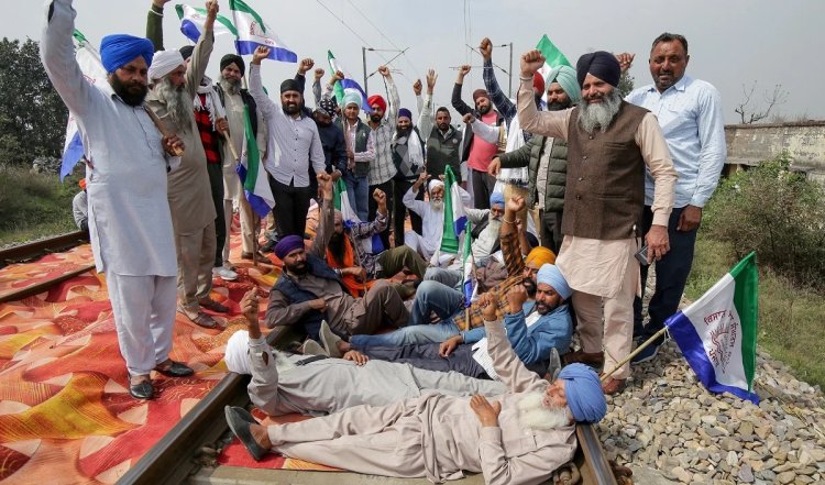 रेल रोको आंदोलन: पंजाब में रेल पटरियों पर धरने पर बैठे किसान, ट्रेनों की आवाजाही प्रभावित
