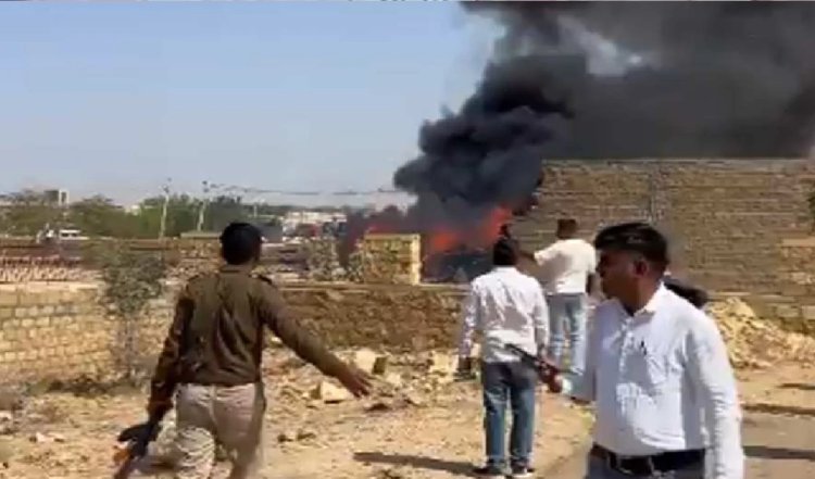 भारतीय वायुसेना के तेजस विमान के साथ हादसा, जैसलमेर के आबादी वाले इलाके में हुआ क्रैश