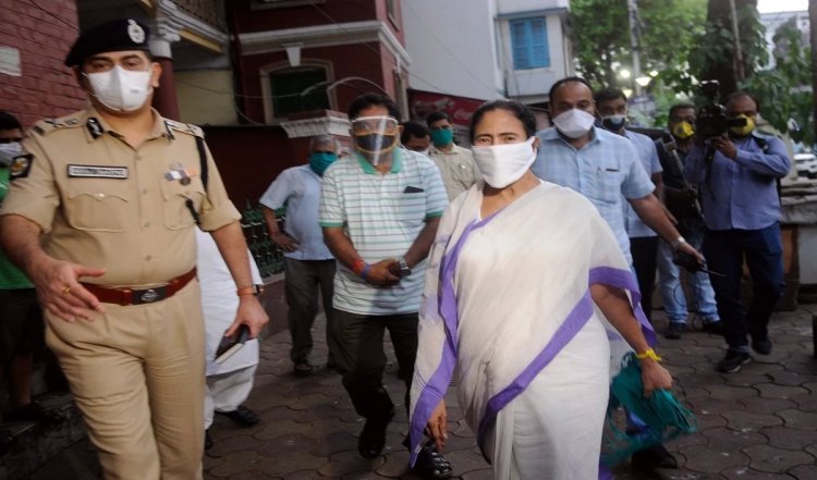 Mamta Banerjee ने कोलकाता में उस जगह का दौरा किया जहां पांच मंजिला इमारत ध्वस्त हुई