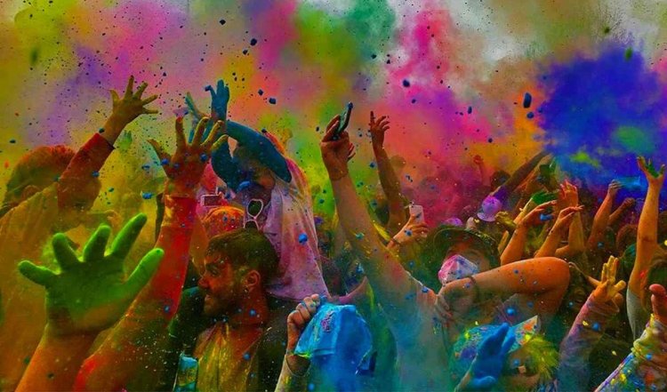 Bizarre And Beautiful Holi Traditions । भारत के हर राज्य में अलग-अलग परम्पराओं के साथ मनाई जाती है होली