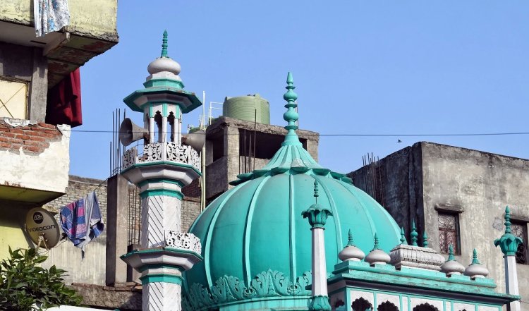 अलीगढ़ में होली पर रंग से बचाने के लिए दो मस्जिदों को तिरपाल से ढका गया