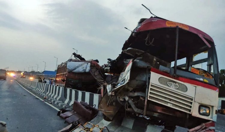 Uttar Pradesh: रोडवेज बस ने कार को मारी टक्कर : दो युवकों की मौत, तीन घायल
