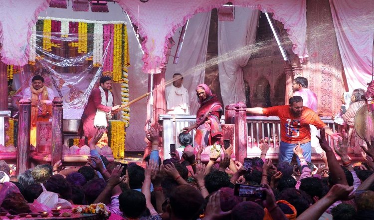 मथुरा में जबरदस्त उत्साह और उमंग के साथ मनाया जा रहा रंगों का त्यौहार