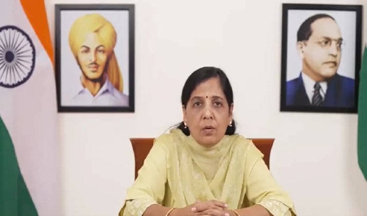 Arvind Kejriwal की पत्नी ने समर्थन जुटाने के लिए WhatsApp अभियान शुरू किया
