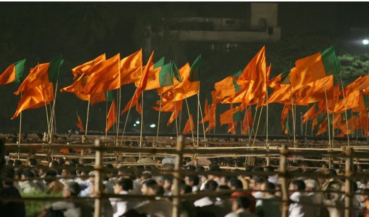 Kolkata: भाजपा कार्यकर्ताओं को हिरासत में लेने पर पार्टी के लोकसभा उम्मीदवार ने सड़क अवरुद्ध की