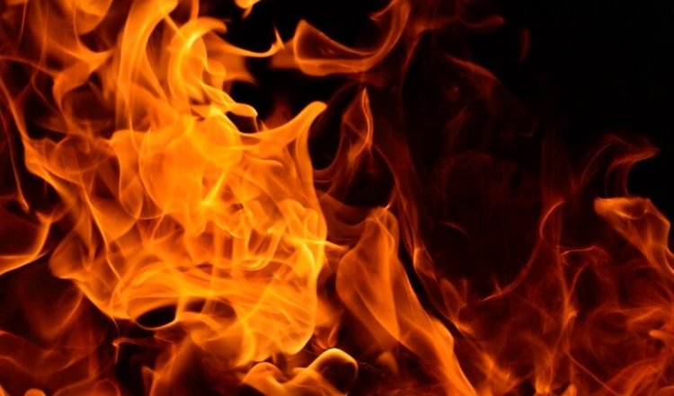 उत्तर प्रदेश के देवरिया में सिलेंडर फटने से महिला समेत परिवार के चार लोगों की मौत