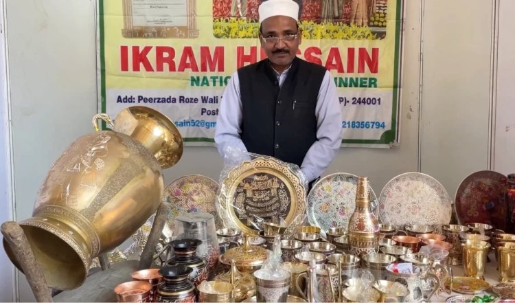 Jammu-Kashmir: शिल्पकला को बढ़ाने में जुटे इकराम हुसैन, श्रीनगर में दिखाई अपनी कारीगरी
