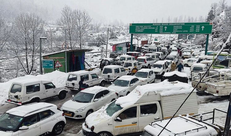 Himachal Pradesh के कुछ हिस्सों में बर्फबारी, बारिश के कारण 168 सड़कों को बंद किया गया