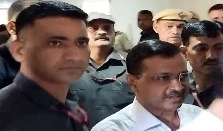 Tihar Jail में ज्यादातर वक्त किताबें पढ़ने, योग करने और ध्यान लगाने में बिता रहे हैं केजरीवाल