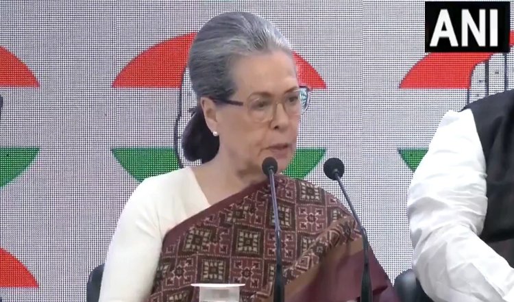 खुद को महान मानकर देश, लोकतंत्र की मर्यादा का चीरहरण कर रहे हैं मोदी: Sonia Gandhi