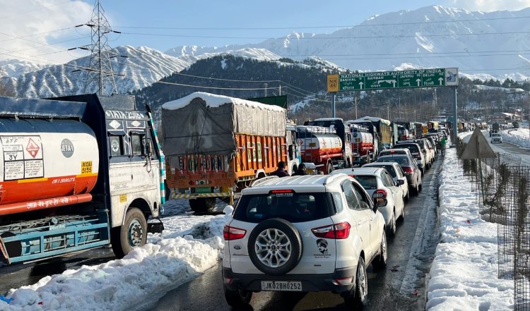 Jammu-Srinagar National Highway Blocked | भारी भूस्खलन के बाद जम्मू-श्रीनगर राष्ट्रीय राजमार्ग अवरुद्ध, 10 घंटे तक यातायात रुका