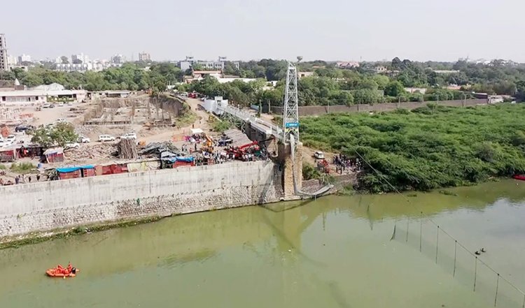 Odisha: कंधमाल में बुदामाहा पुल से 10 फुट की ऊंचाई से नीचे गिरा स्कूटर, तीन लोगों की मौत