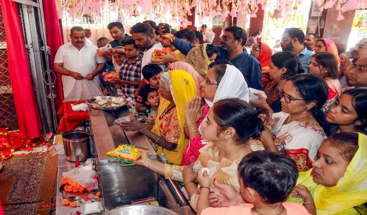 चैत्र नवरात्र के पहले दिन वैष्णो देवी मंदिर में हजारों श्रद्धालुओं की उमड़ी भीड़