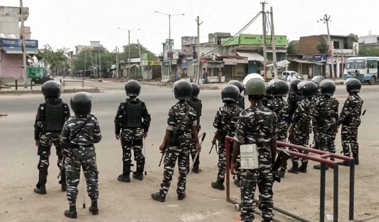 आरोपी को गिरफ्तार करने गये पुलिस दल पर परिजनों ने किया हमला, दो पुलिस कर्मी घायल