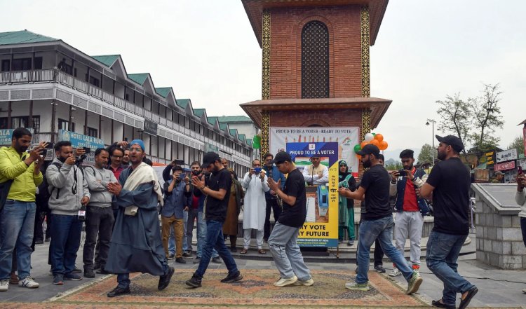 Jammu-Kashmir: श्रीनगर के लाल चौक में शुरू हुआ मतदाता जागरूक अभियान, युवाओं में दिखा जुनून