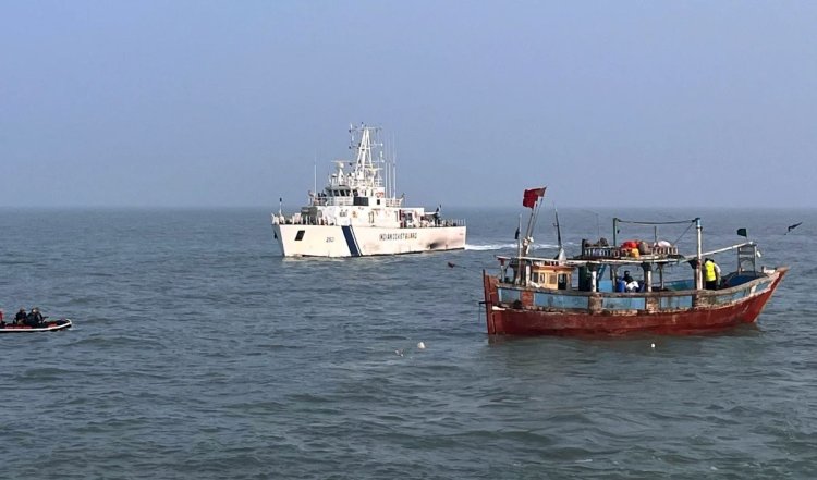 Indian Navy ने अरब सागर में 940 किलोग्राम मादक पदार्थ जब्त किया