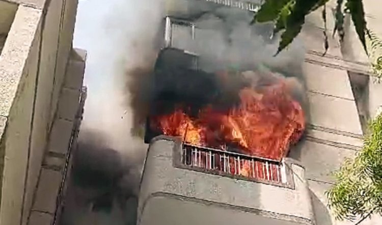 नॉएडा के एक मैरिज हॉल में आतिशबाजी के कारण महिला के फ्लैट में लगी आग
