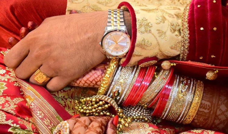 Bihar: शादी की जोड़े में दुल्हन मतदान केंद्र पहुंची, वोट डाला