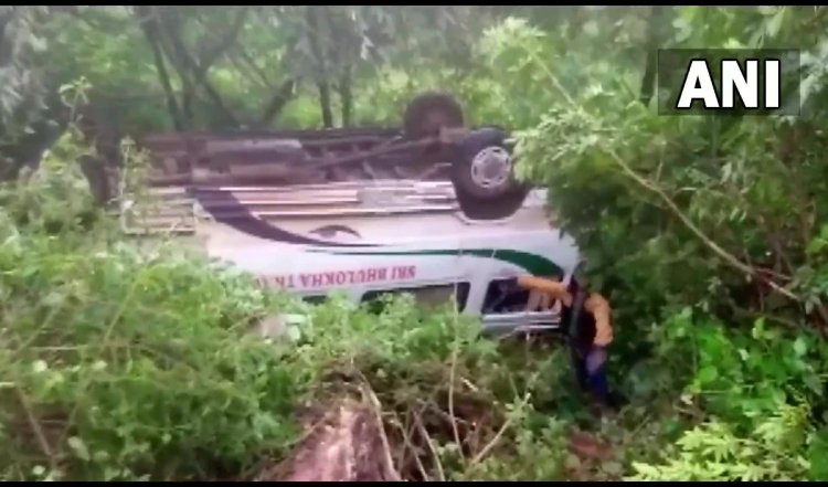 बैतूल में बस पलटने से पुलिस और होम गार्ड के 21 जवान घायल
