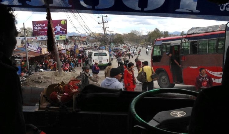 ट्रक की चपेट में आने से बाइक सवार दो युवकों की मौत, एक घायल