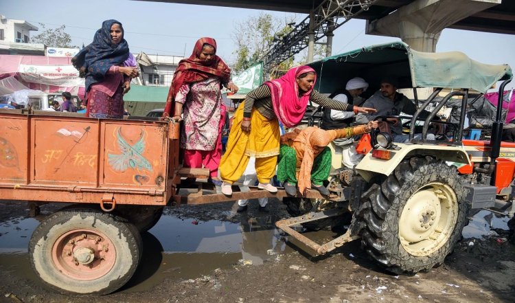 ट्रैक्टर-ट्रॉली को ट्रक ने टक्कर मारी, चार महिलाओं की मौत, 20 अन्य घायल