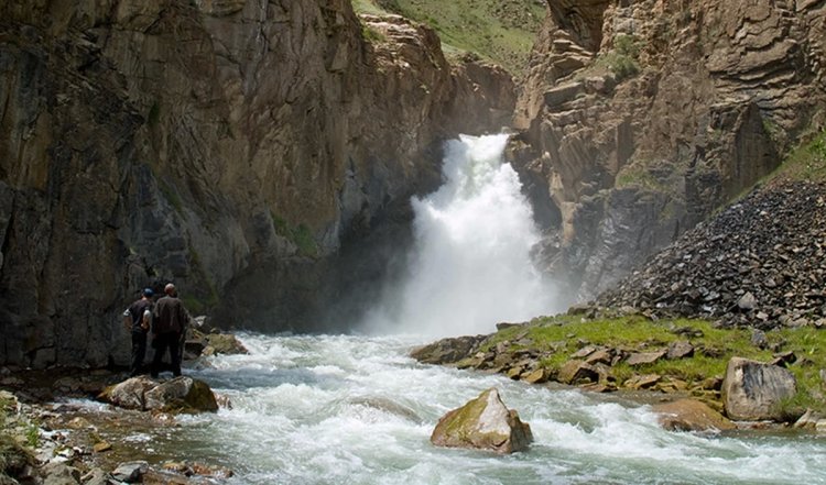 जमे हुए किर्गिस्तान झरने में आंध्र प्रदेश के मेडिकल छात्र की फंसने से मौत