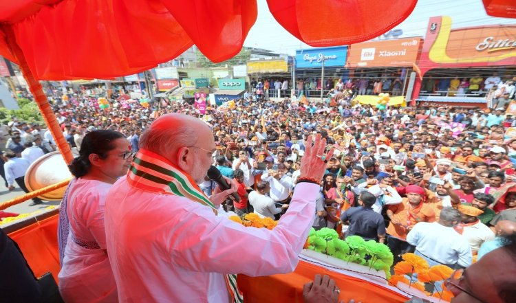 35 सीटें मिलीं तो अवैध घुसपैठियों से मुक्ति गारंटी, केंद्रीय गृह मंत्री अमित शाह ने पश्चिम बंगाल के मालदा दक्षिण के रोड शो में किया वादा