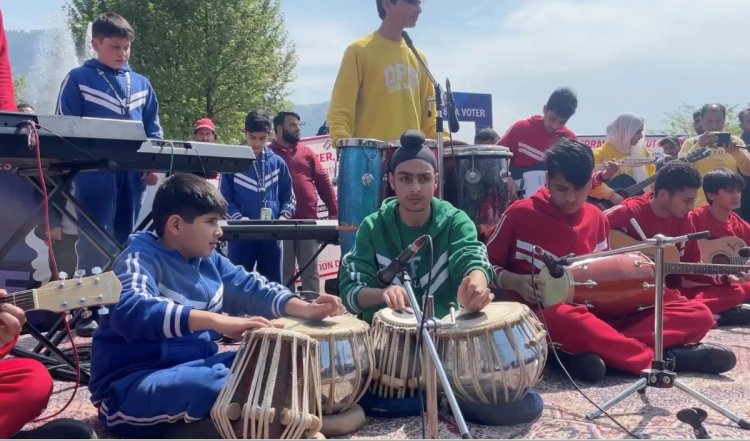 Jammu-Kashmir: श्रीनगर के Tulip Garden में सजा मंच, मतदाताओं किया गया जागरूक