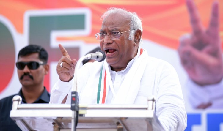 Lok Sabha elections 2024: 'अंबानी-अडानी के लिए जी रहे पीएम मोदी और अमित शाह, देश के लिए नहीं', खड़गे का बड़ा वार