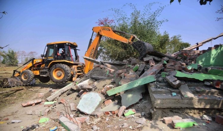 Uttar Pradesh के नोएडा में अतिक्रमण हटाने गये प्राधिकरण के अधिकारियों पर पथराव