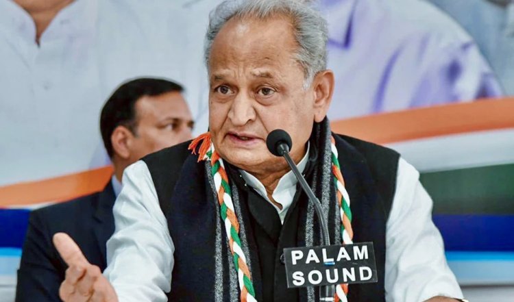 Rajasthan में पूर्व मुख्यमंत्री गहलोत व राजे ने परिवार के साथ वोट डाला