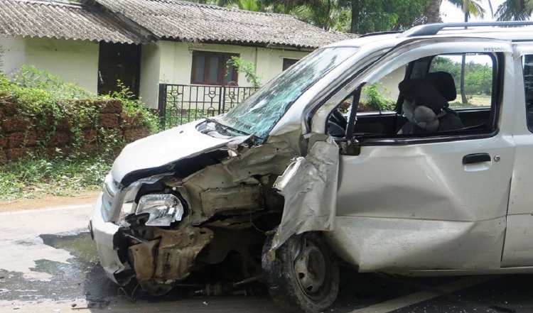 बिजली के खंभे से टकराकर वाहन पलटने से एक युवक की मौत, चार अन्य घायल