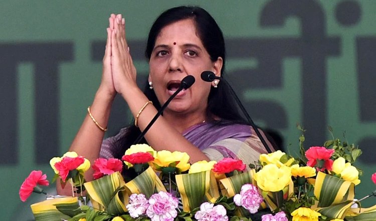 केजरीवाल की पत्नी सुनीता ने पहले चुनावी रोड शो में कहा, दिल्ली के मुख्यमंत्री को कोई तोड़ नहीं सकता