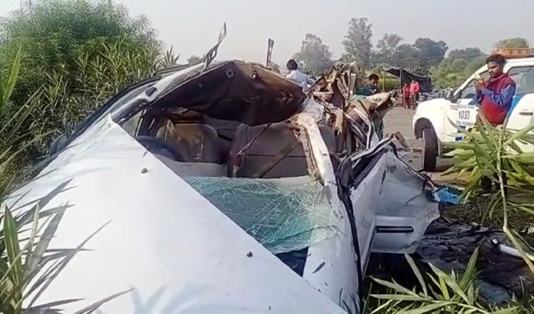 हरदोई में पेड़ से कार टकराई, पिता-पुत्र की मौत, तीन बच्चों समेत छह अन्य घायल