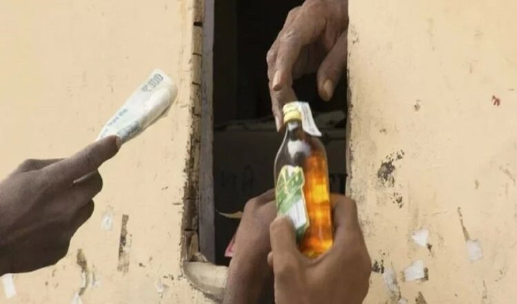अदालत ने मालवणी जहरीली शराब त्रासदी मामले में चार आरोपियों को दोषी ठहराया, 10 को बरी किया
