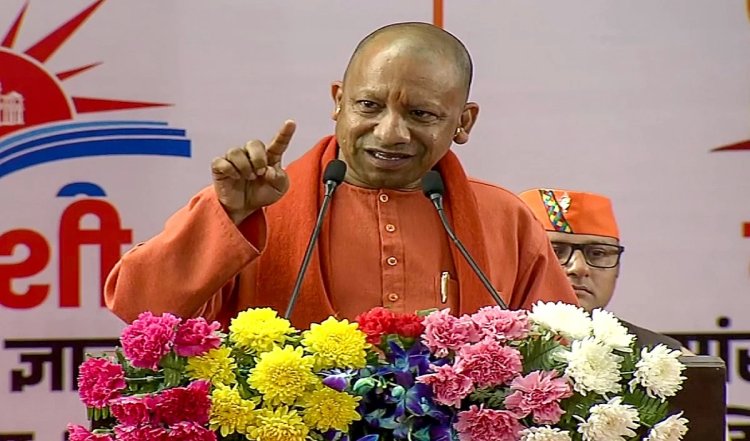 कांग्रेस पर बरसे योगी आदित्यनाथ, कहा- पार्टी का इतिहास संविधान का गला घोंटने का रहा है