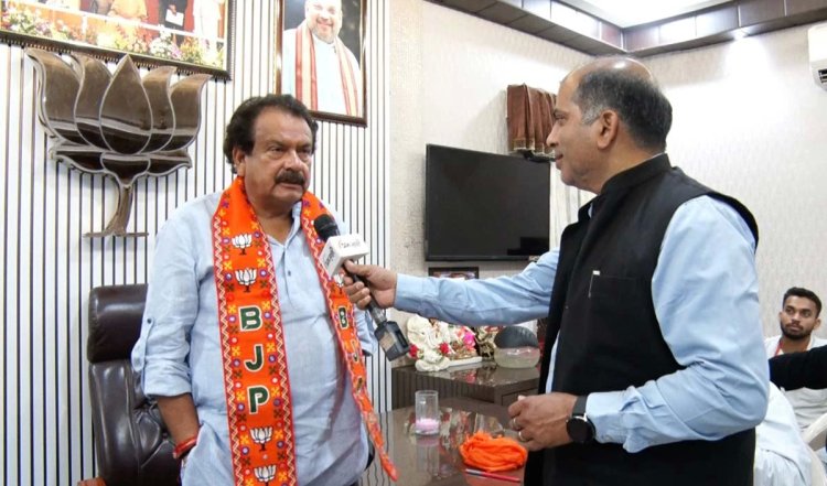 Agra में BJP का किला क्या ढहने वाला है, यह जानने के लिए जब हम मोहब्बत की नगरी में पहुंचे तो लोगों की प्रतिक्रिया जान कर दंग रह गए