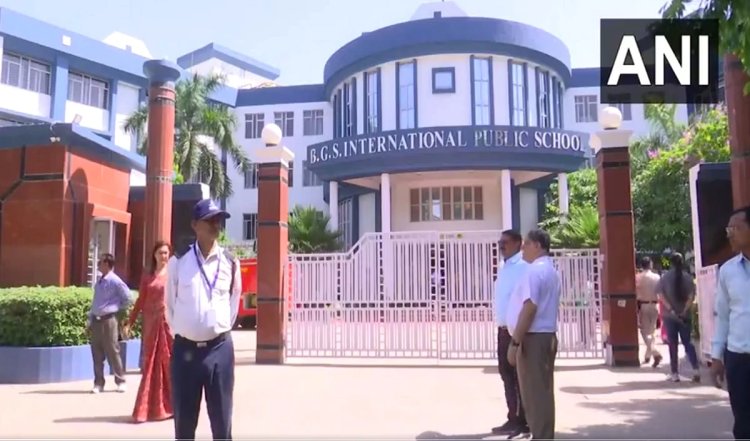Delhi School Bomb Threat| बम की खबर से परेशान हुए पैरेंट्स, जल्दबाजी में बच्चों को स्कूल से लेने पहुंचे