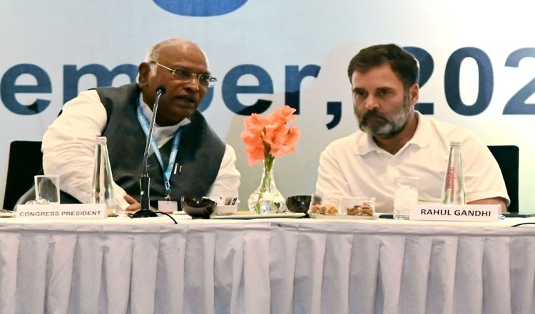 दिल्ली में AAP के साथ गठबंधन से कांग्रेस की परेशानी बढ़ी, दो नेताओं ने पार्टी से दिया इस्तीफा