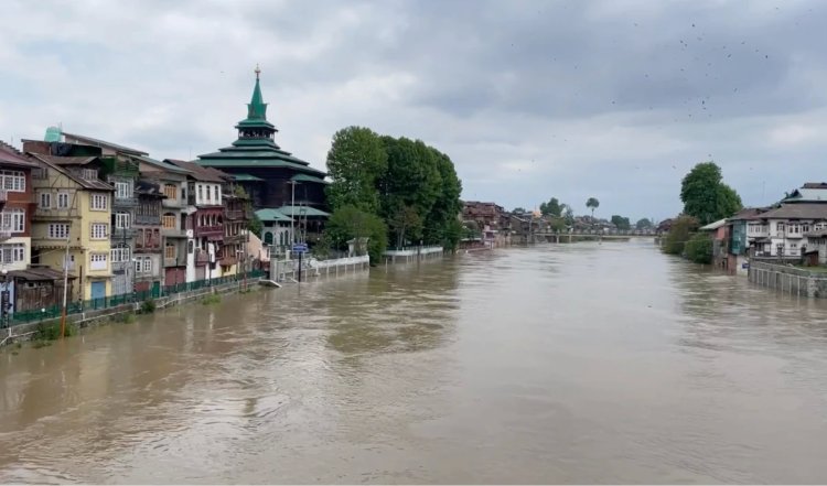 Jammu-Kashmir में बाढ़ और हिमस्खलन ने मचाई तबाही, ताजा हुईं 2014 की यादें