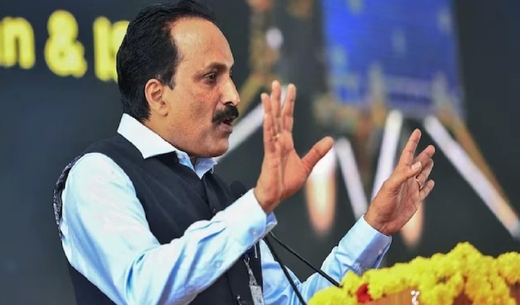 अध्ययन के मुताबिक चंद्रमा पर दोहन करने योग्य गहराई में और जमा हुआ जल: ISRO